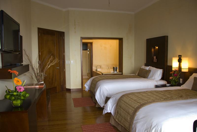 Hotel La Reunion Golf Resort And Residences Antigua Exteriör bild