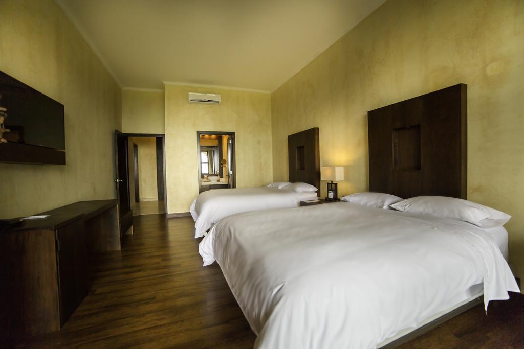 Hotel La Reunion Golf Resort And Residences Antigua Exteriör bild