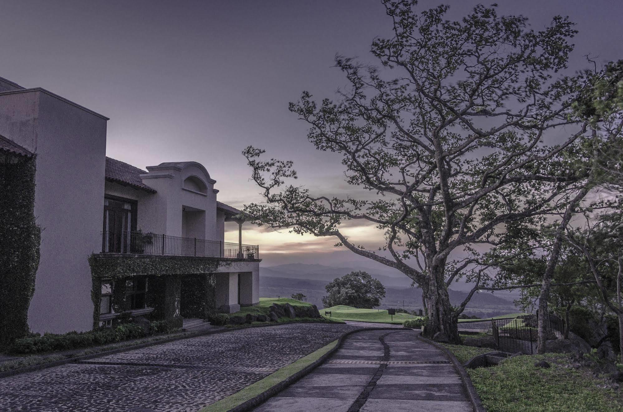 Hotel La Reunion Golf Resort And Residences Antigua Exteriör bild