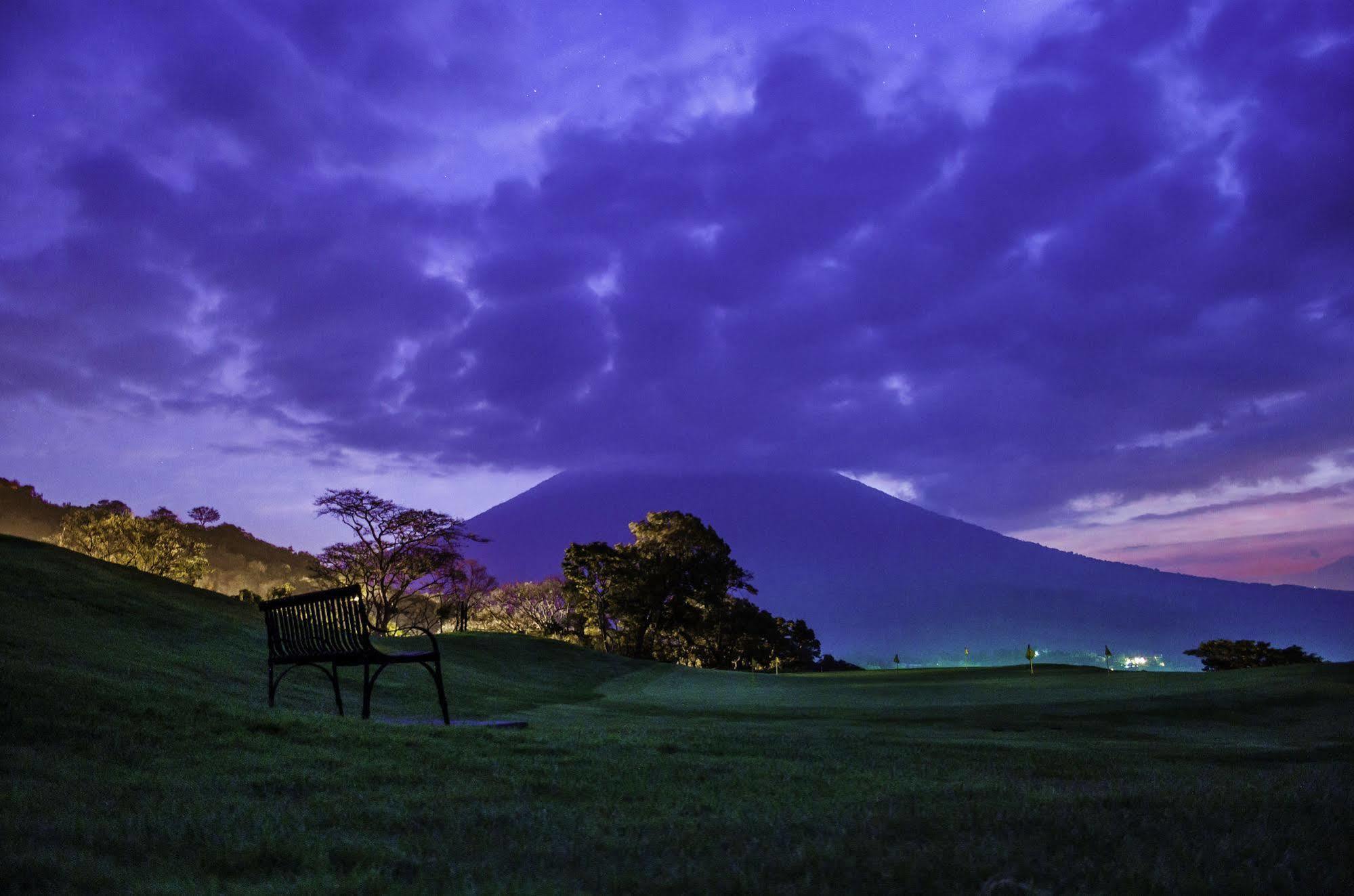 Hotel La Reunion Golf Resort And Residences Antigua Exteriör bild