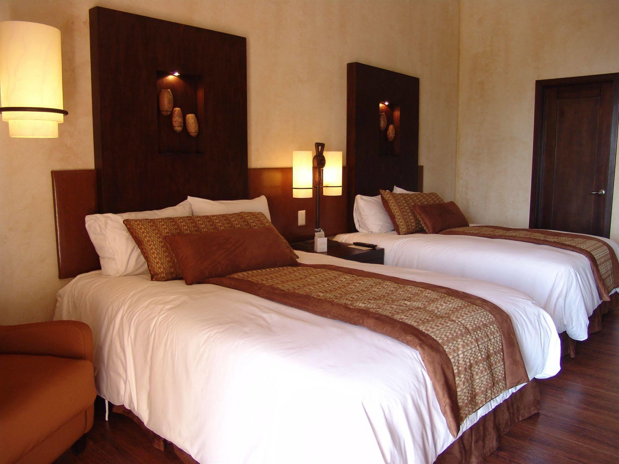 Hotel La Reunion Golf Resort And Residences Antigua Exteriör bild