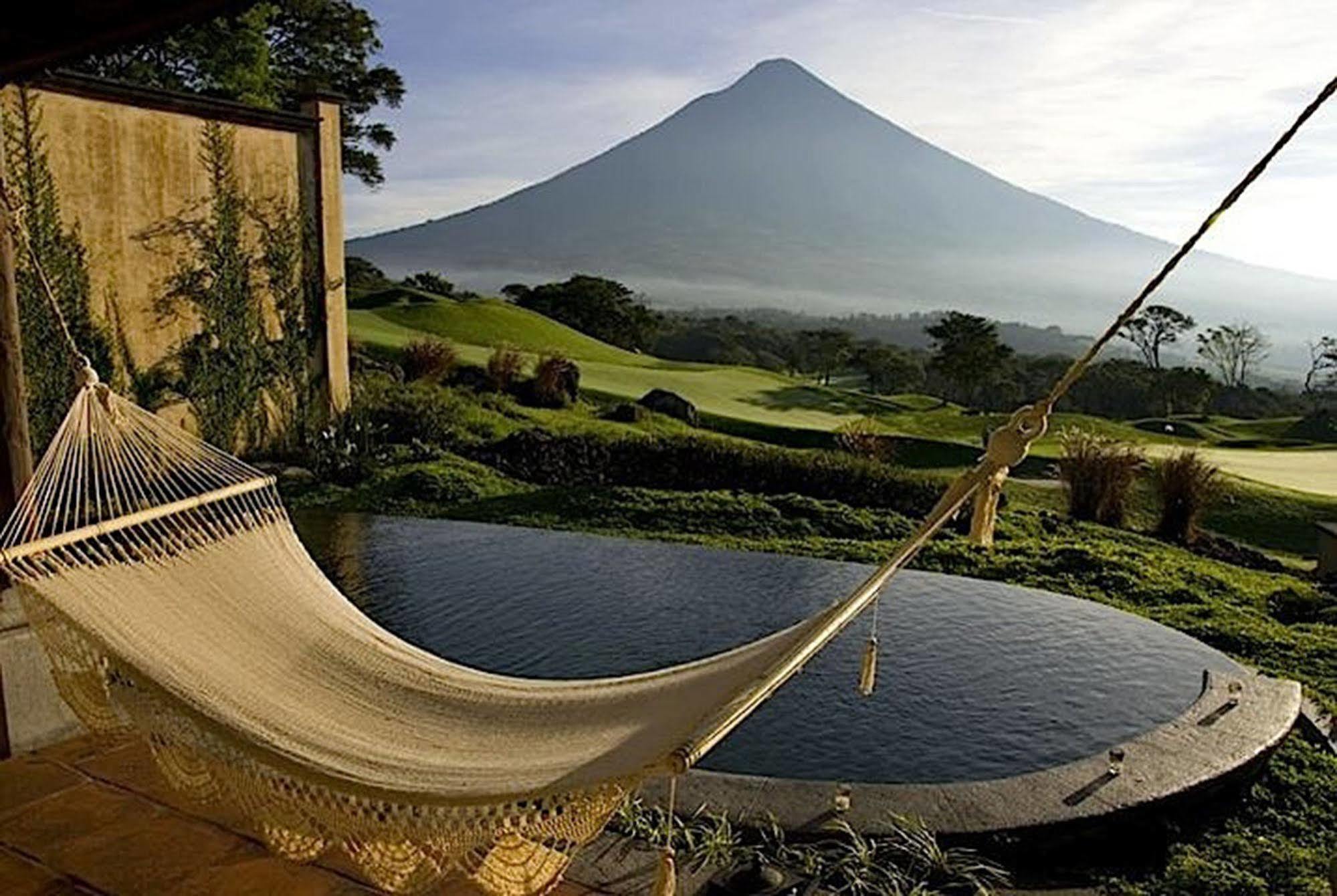 Hotel La Reunion Golf Resort And Residences Antigua Exteriör bild