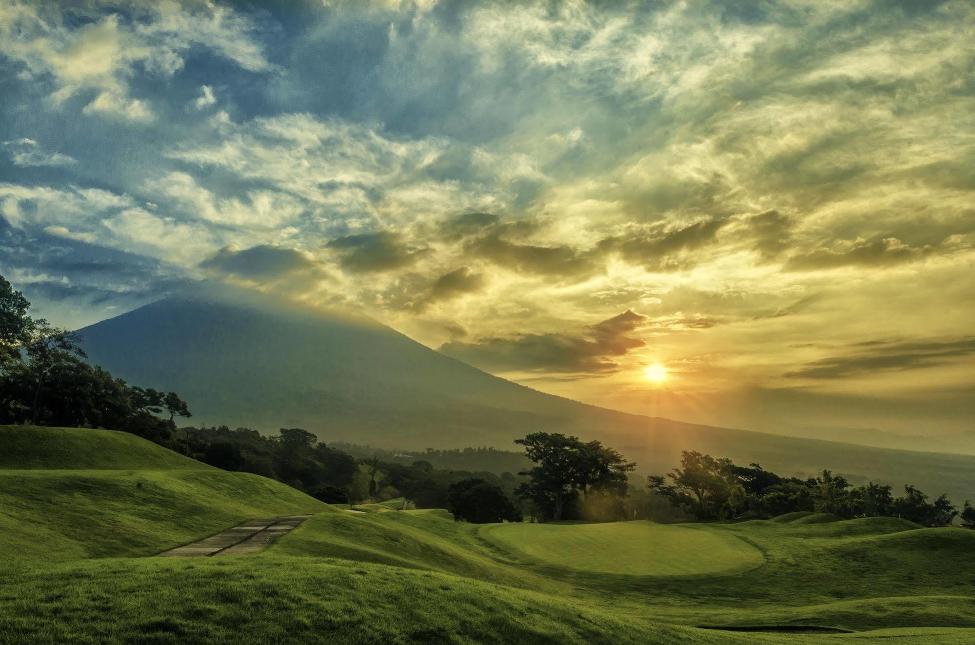 Hotel La Reunion Golf Resort And Residences Antigua Exteriör bild